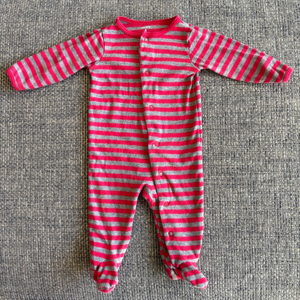 5/$25 🔥 Carter’s Red & Gray Striped One-Piece Footie Pajamas – Size 6 Months 💤